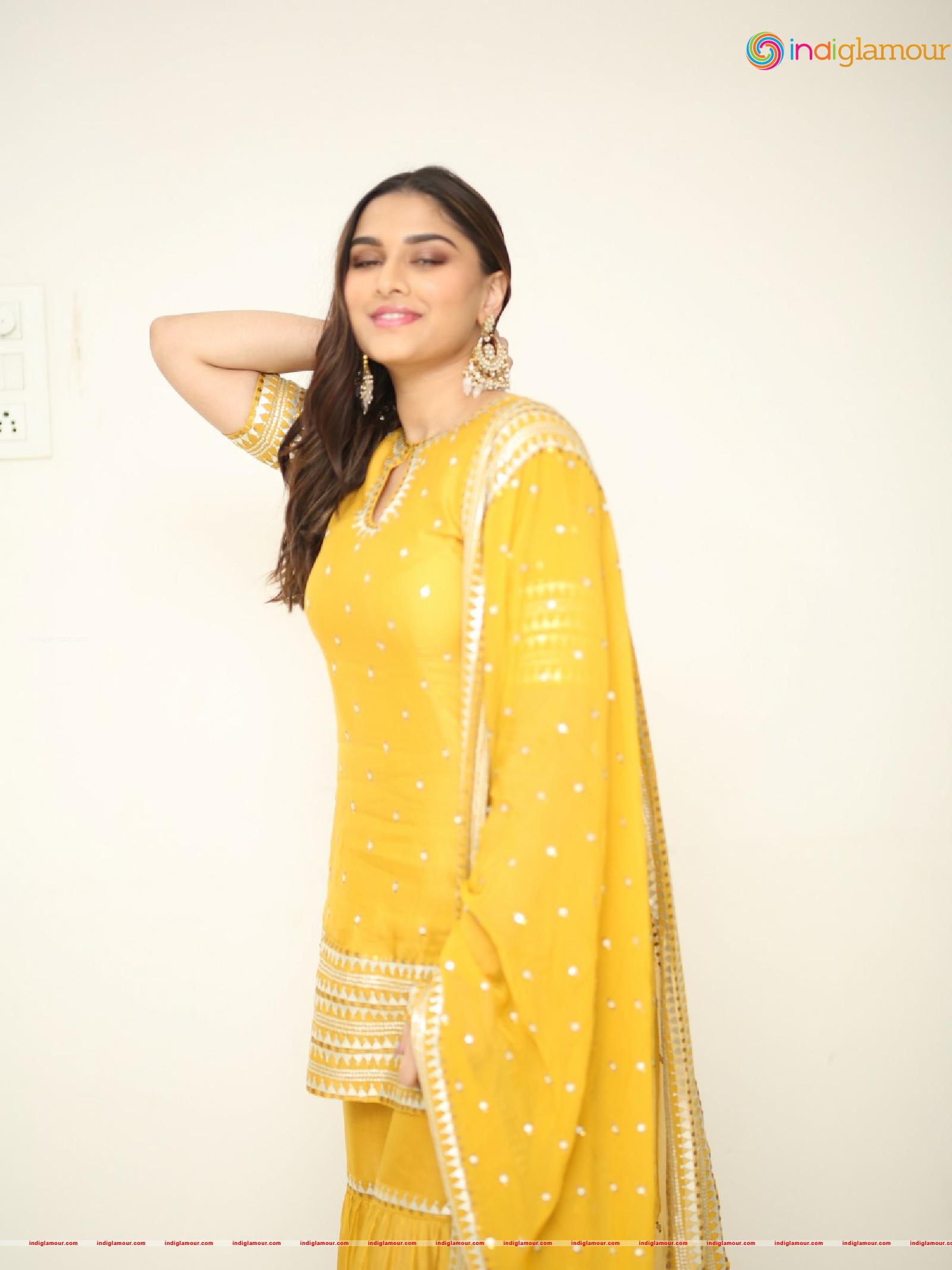 Saiee Manjrekar Actress hd photo
