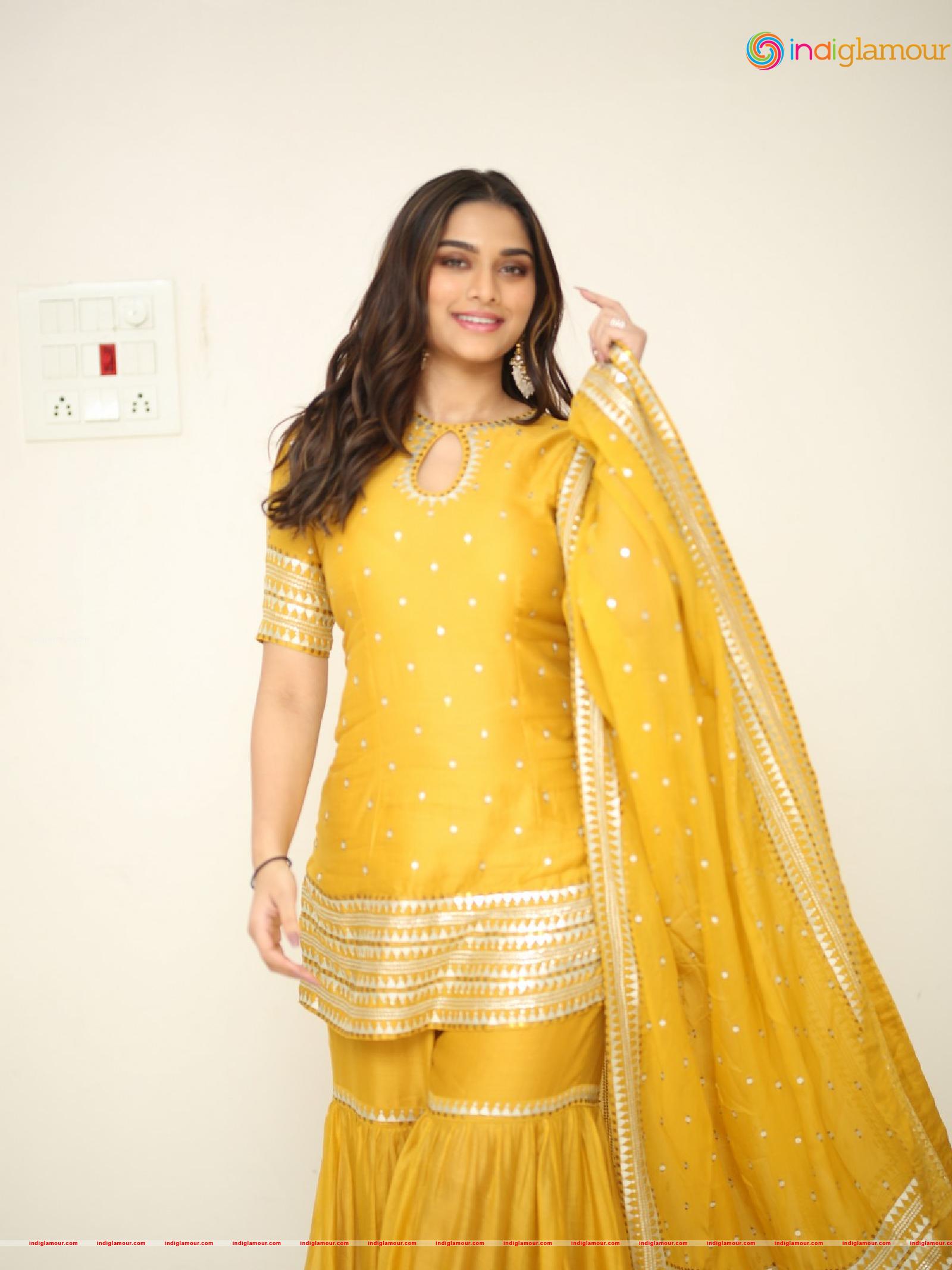 Saiee Manjrekar Actress hd photo