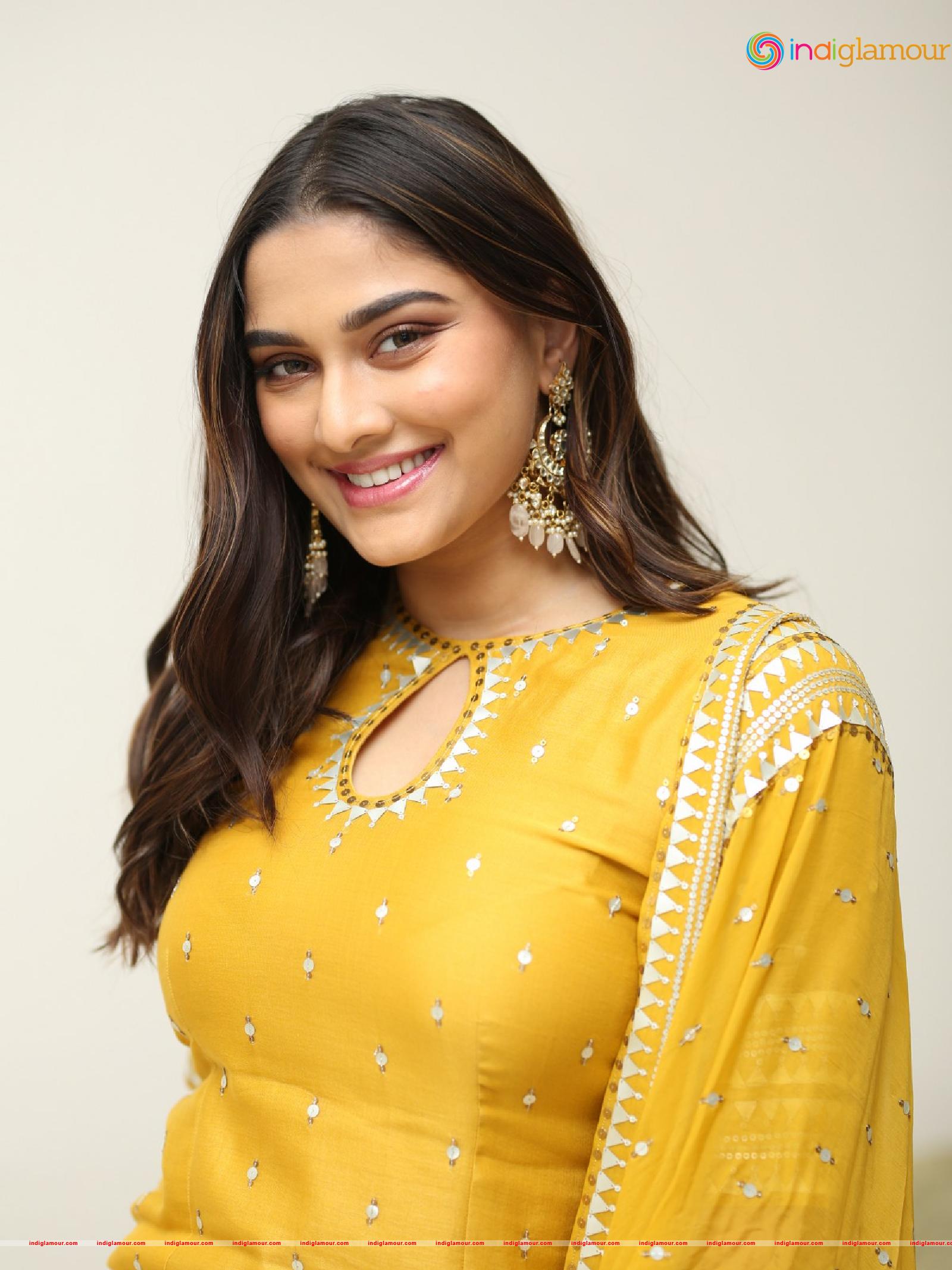 Saiee Manjrekar Actress hd photo