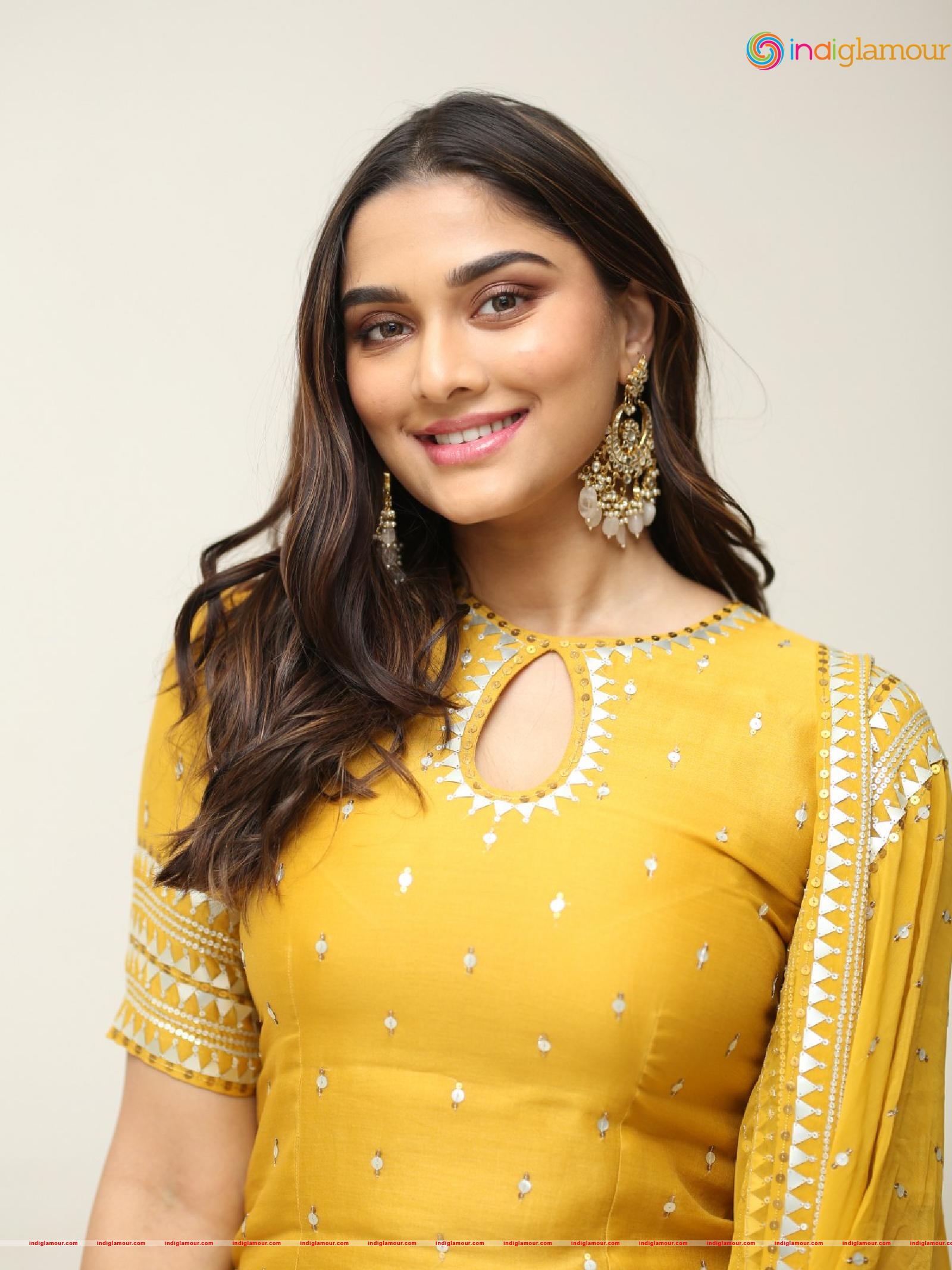Saiee Manjrekar Actress hd photo