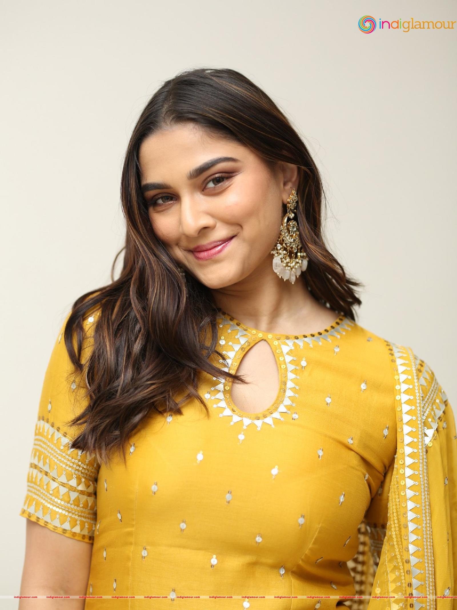 Saiee Manjrekar Actress hd photo