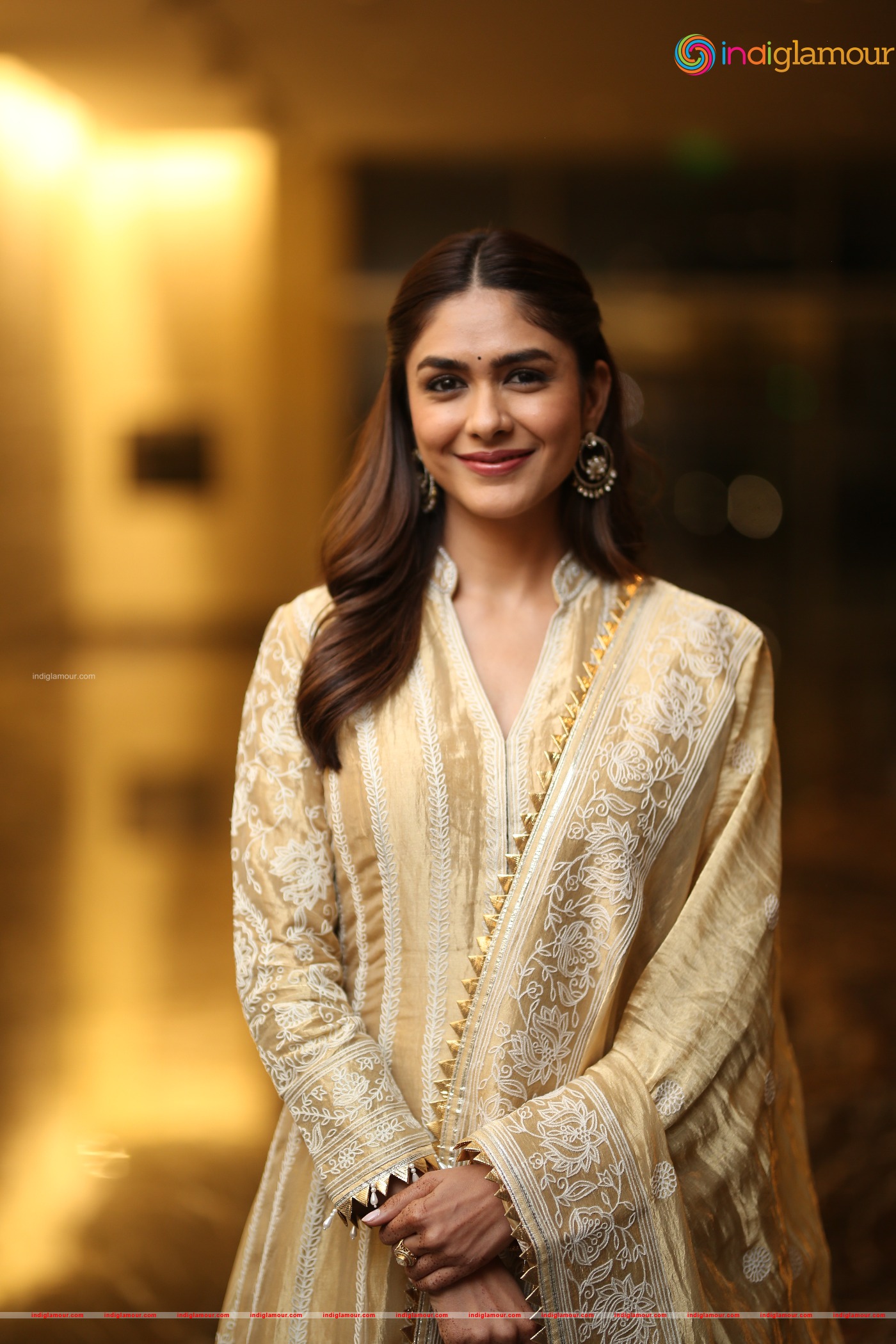 Mrunal Thakur Actress hd photo