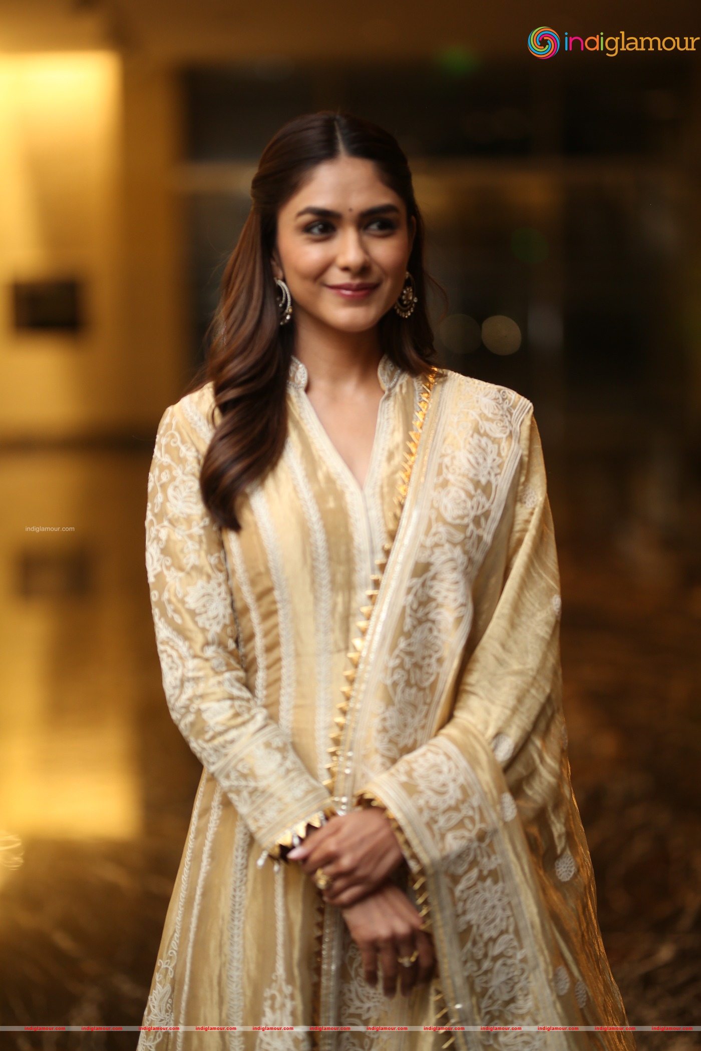 Mrunal Thakur Actress hd photo