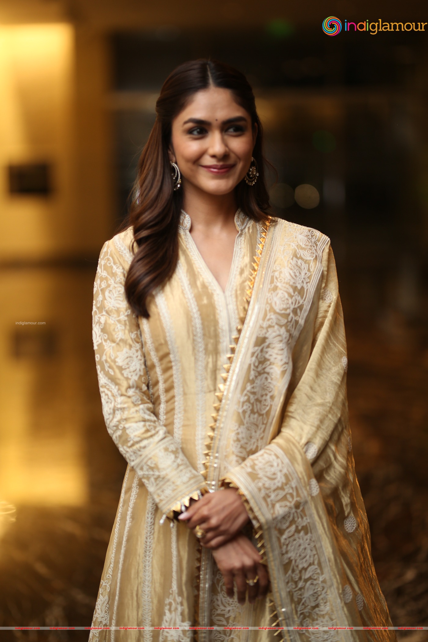 Mrunal Thakur Actress hd photo