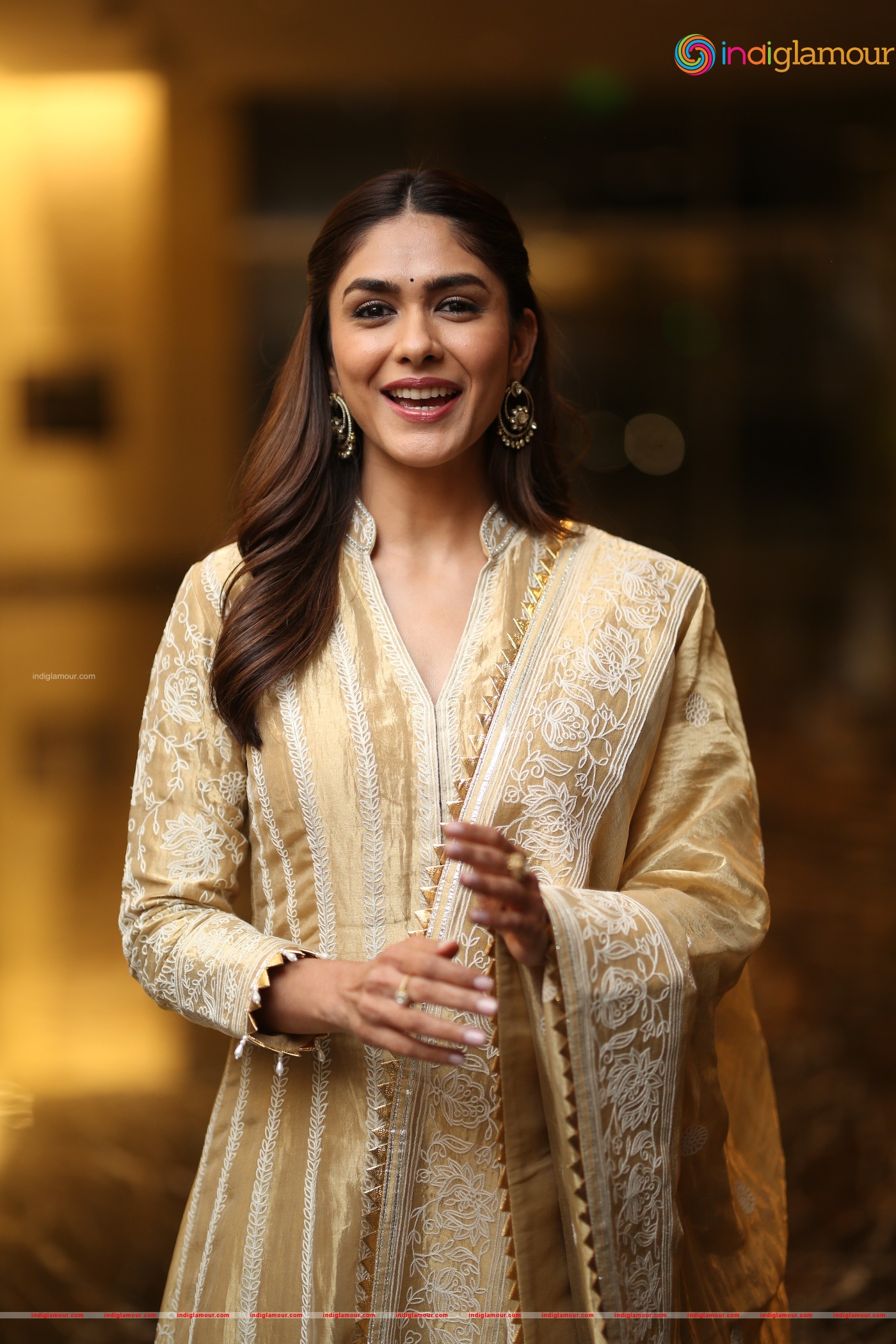 Mrunal Thakur Actress hd photo