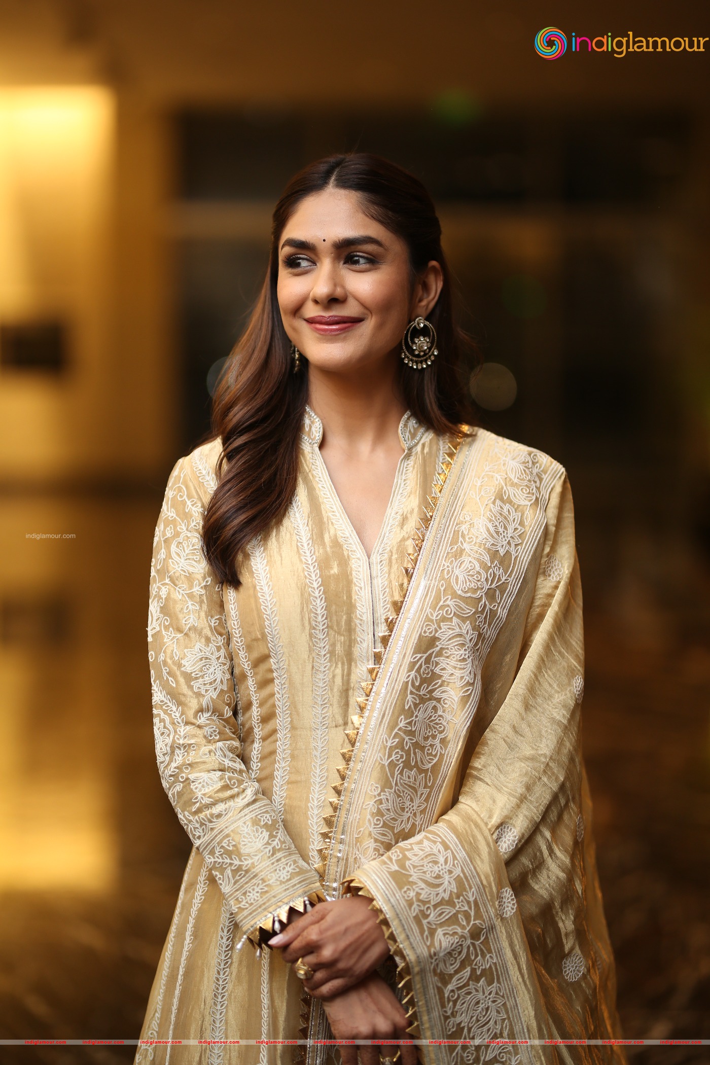 Mrunal Thakur Actress hd photo