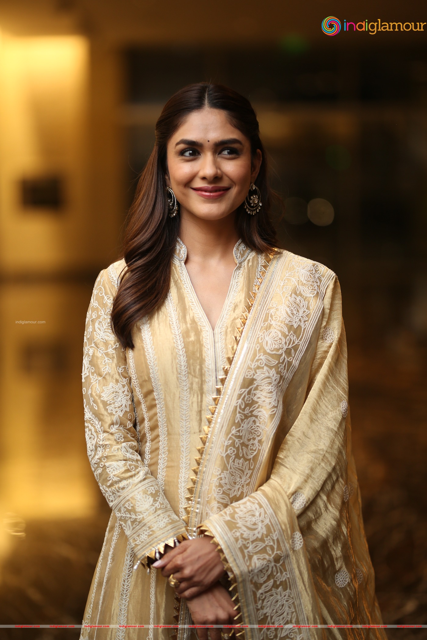 Mrunal Thakur Actress hd photo