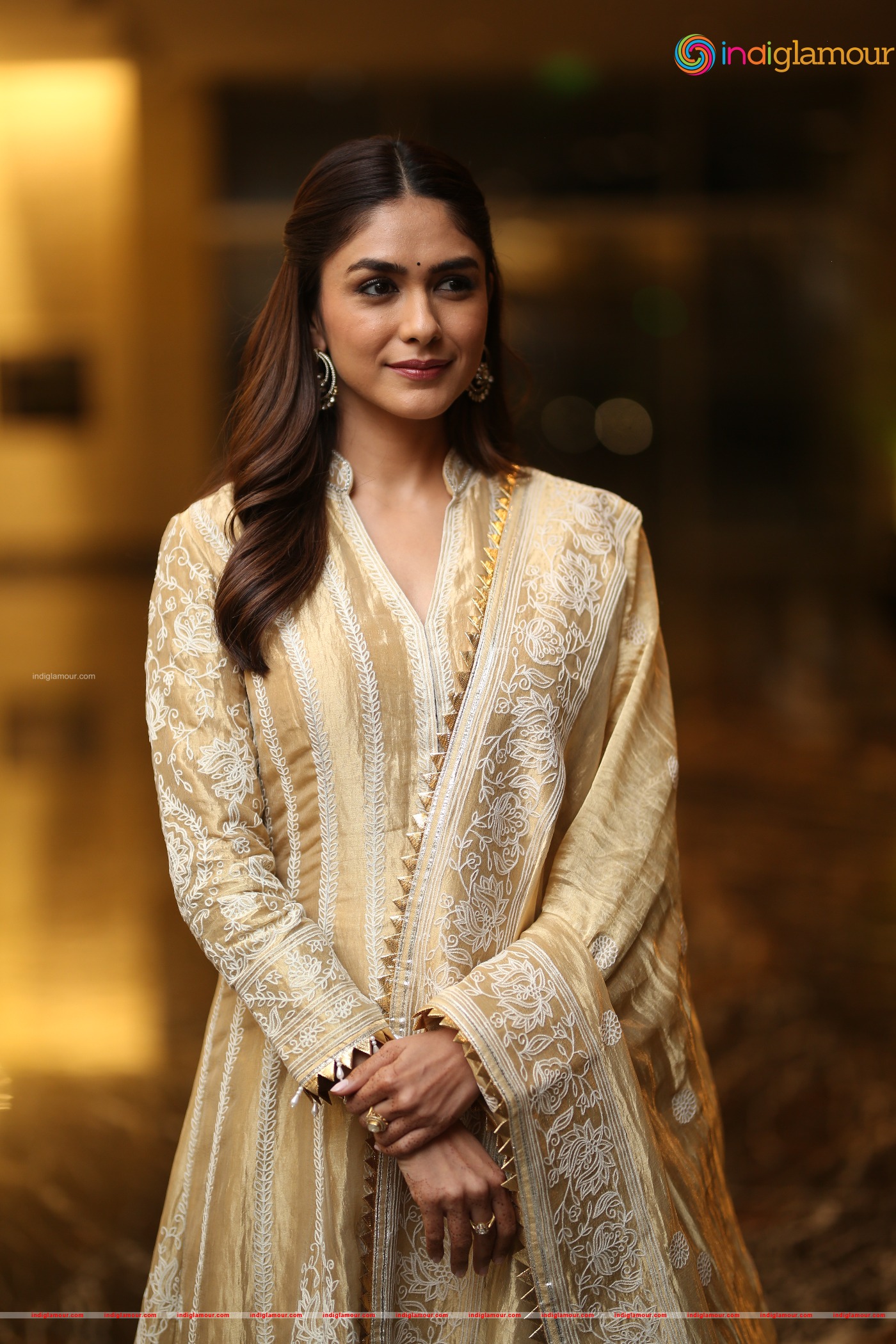Mrunal Thakur Actress hd photo