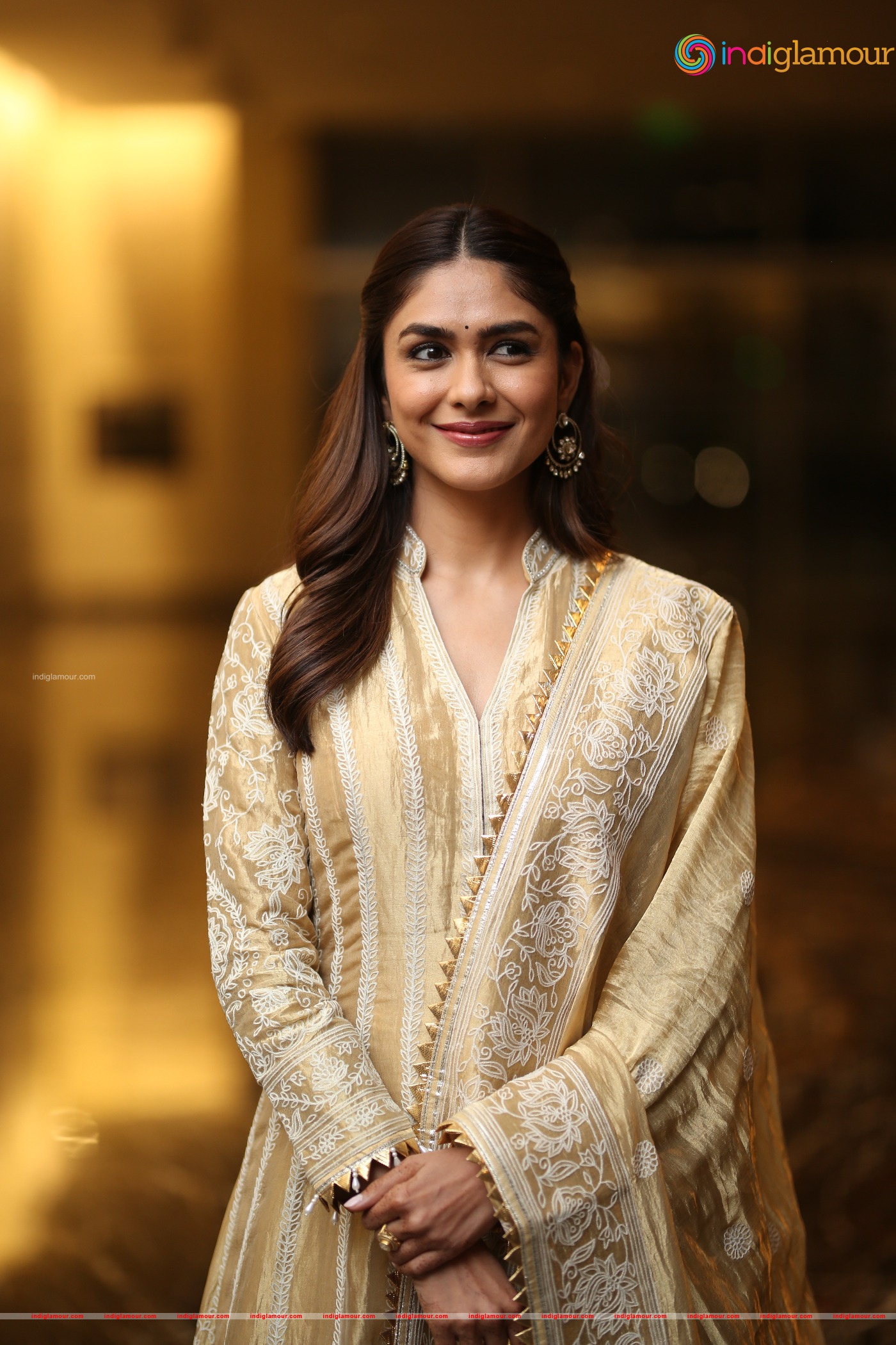 Mrunal Thakur Actress hd photo