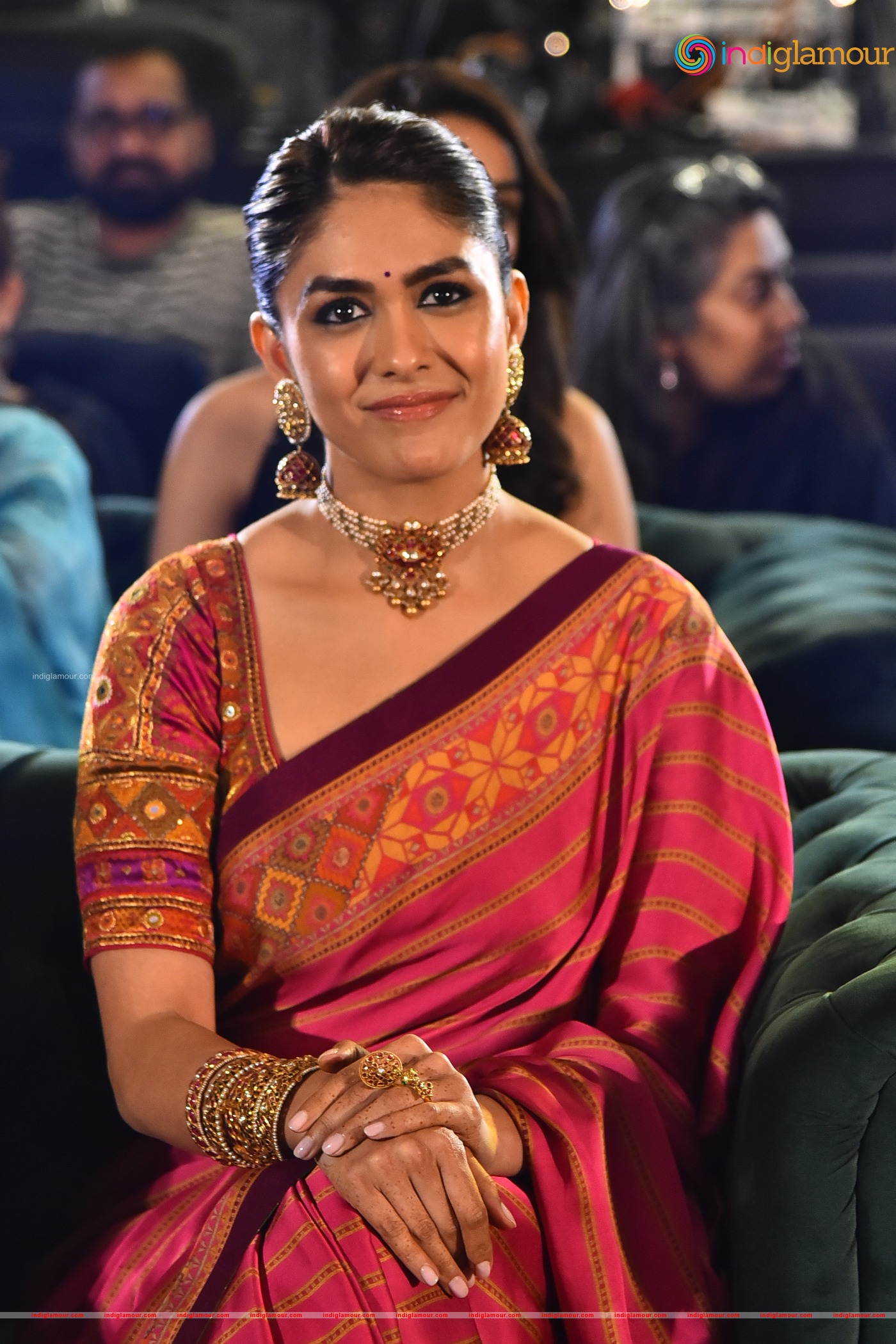 Mrunal Thakur Actress hd photo