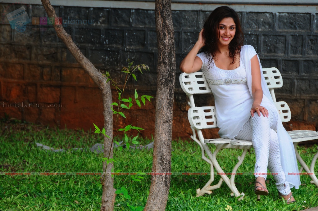 Manjari Fadnis Actress hd photo