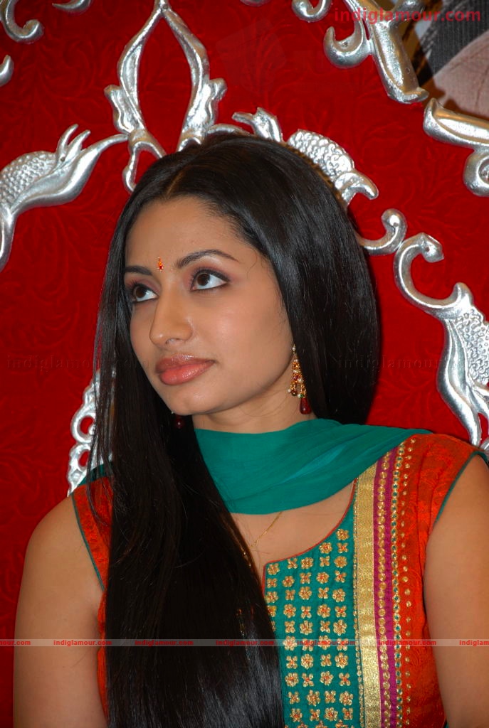 Varun and Anita at a Hyd Mall Event hd photo