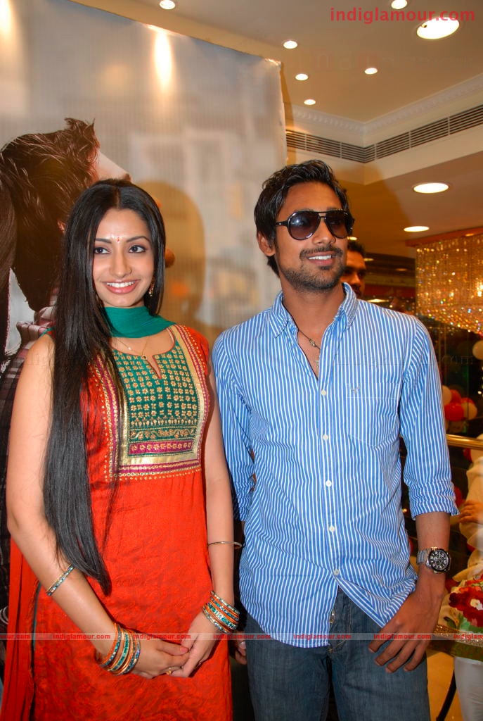 Varun and Anita at a Hyd Mall Event hd photo