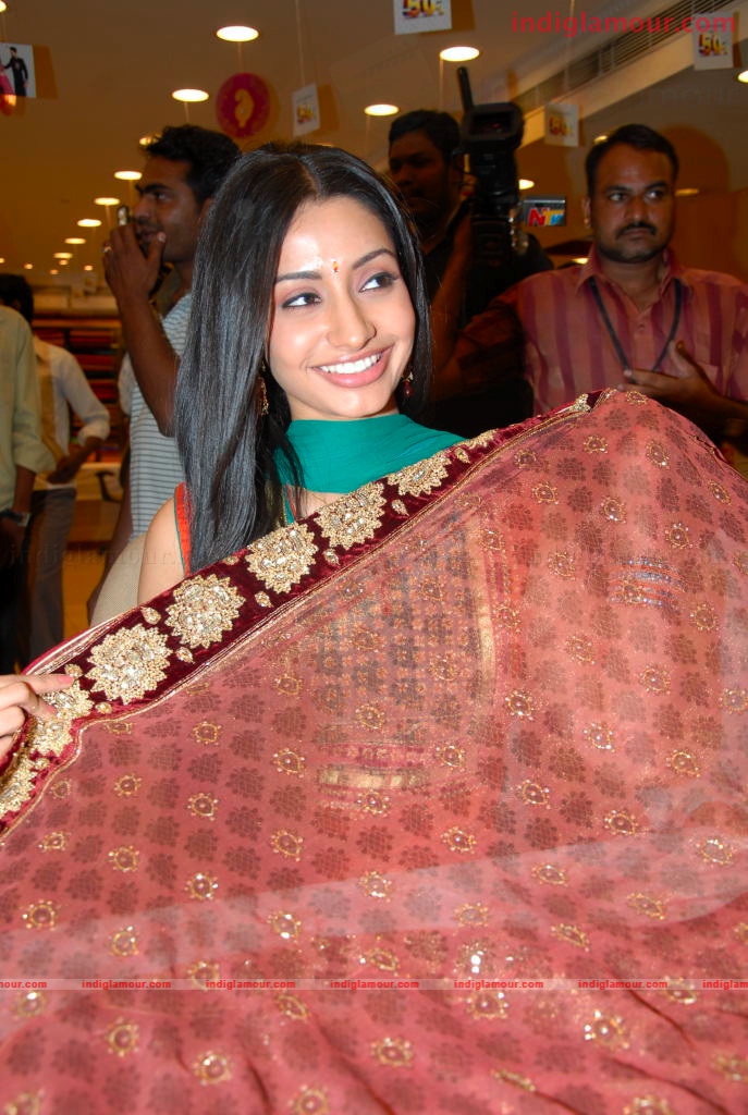 Varun and Anita at a Hyd Mall Event hd photo