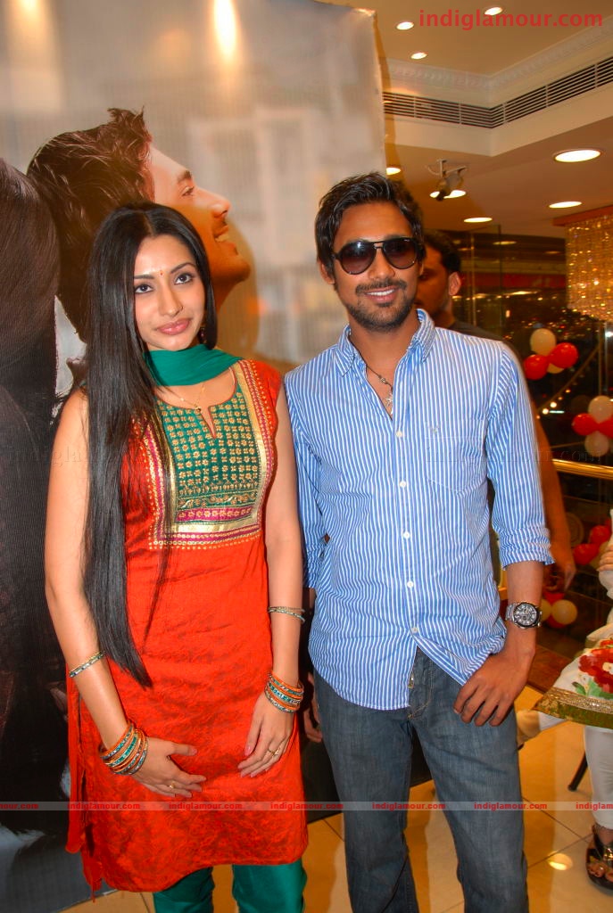 Varun and Anita at a Hyd Mall Event hd photo