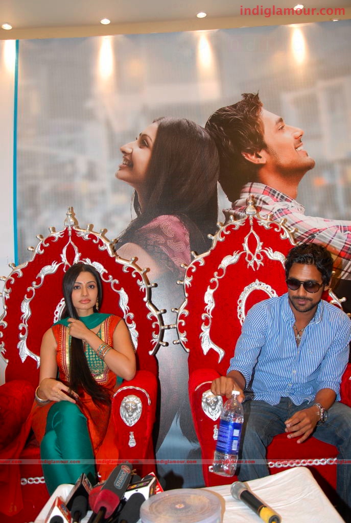 Varun and Anita at a Hyd Mall Event hd photo