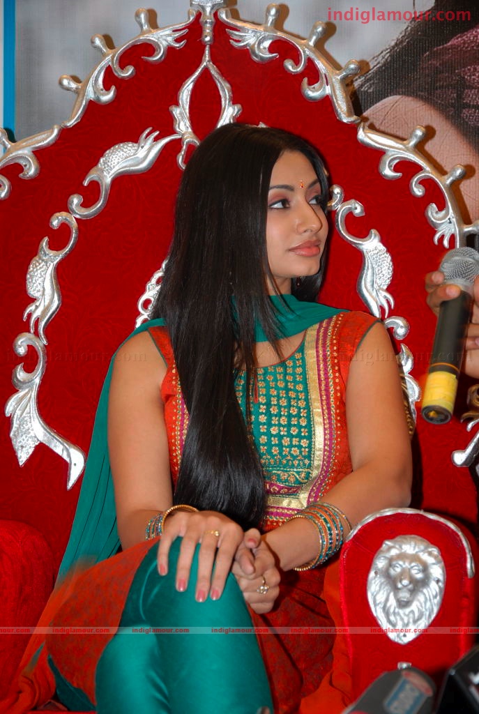 Varun and Anita at a Hyd Mall Event hd photo