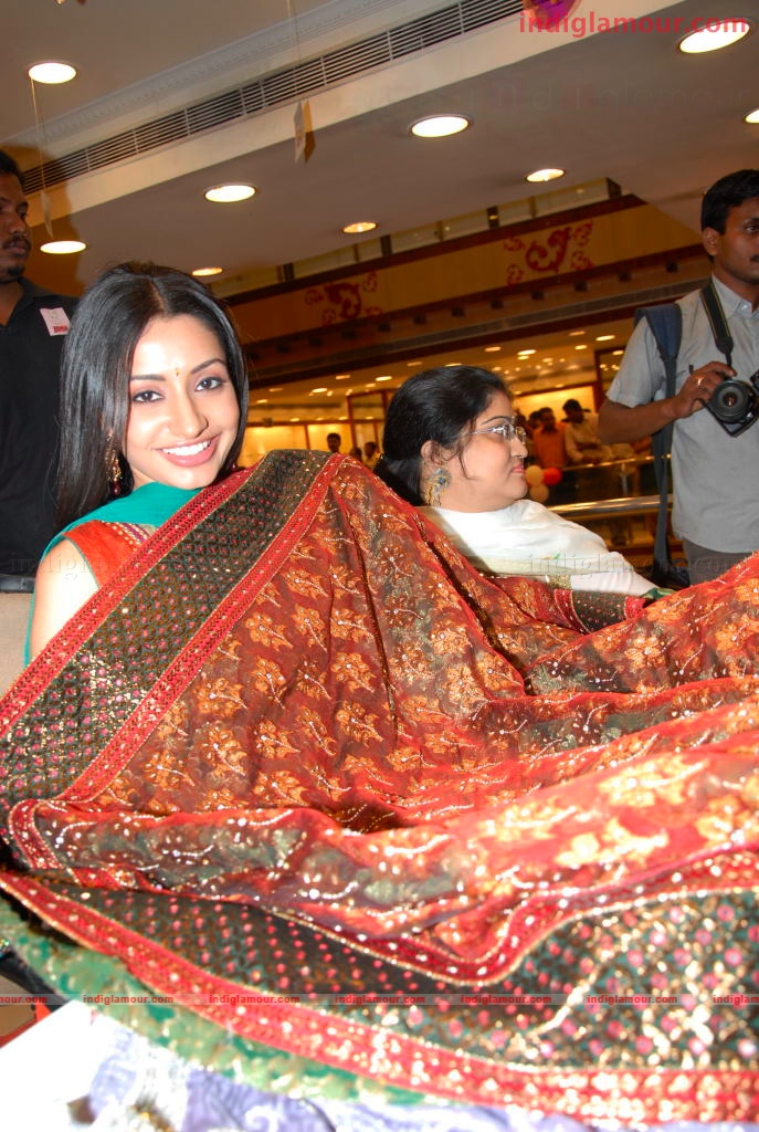 Varun and Anita at a Hyd Mall Event hd photo