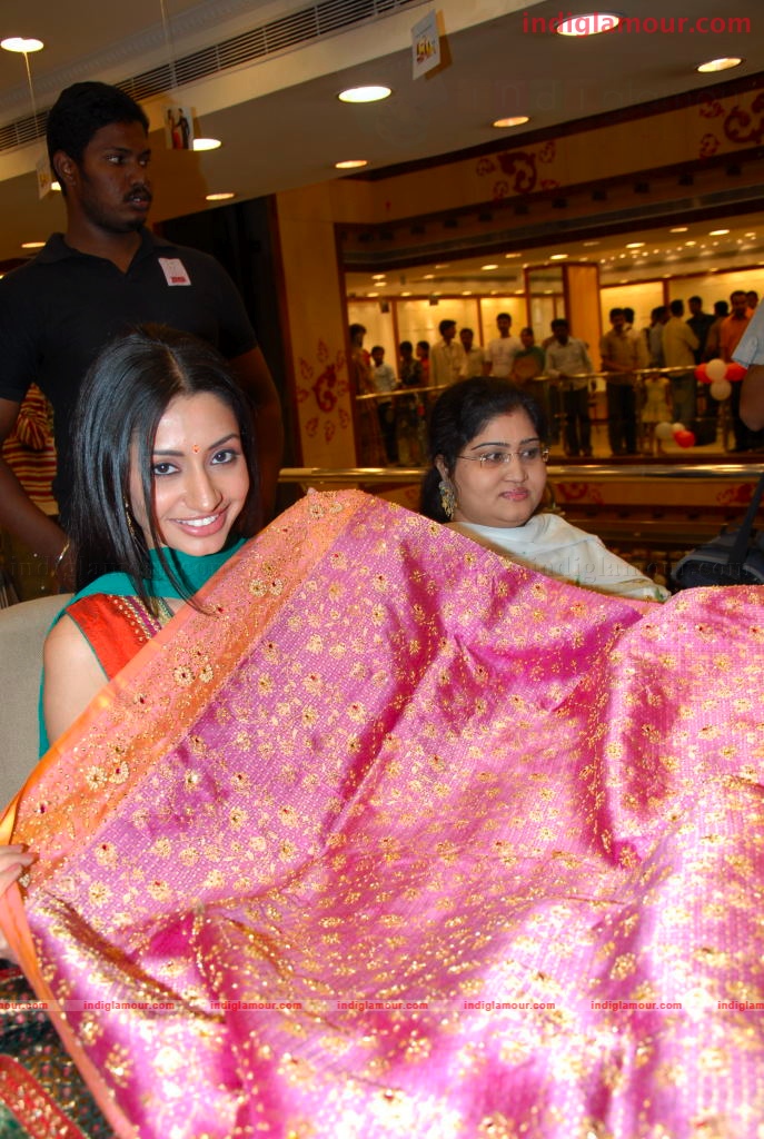 Varun and Anita at a Hyd Mall Event hd photo