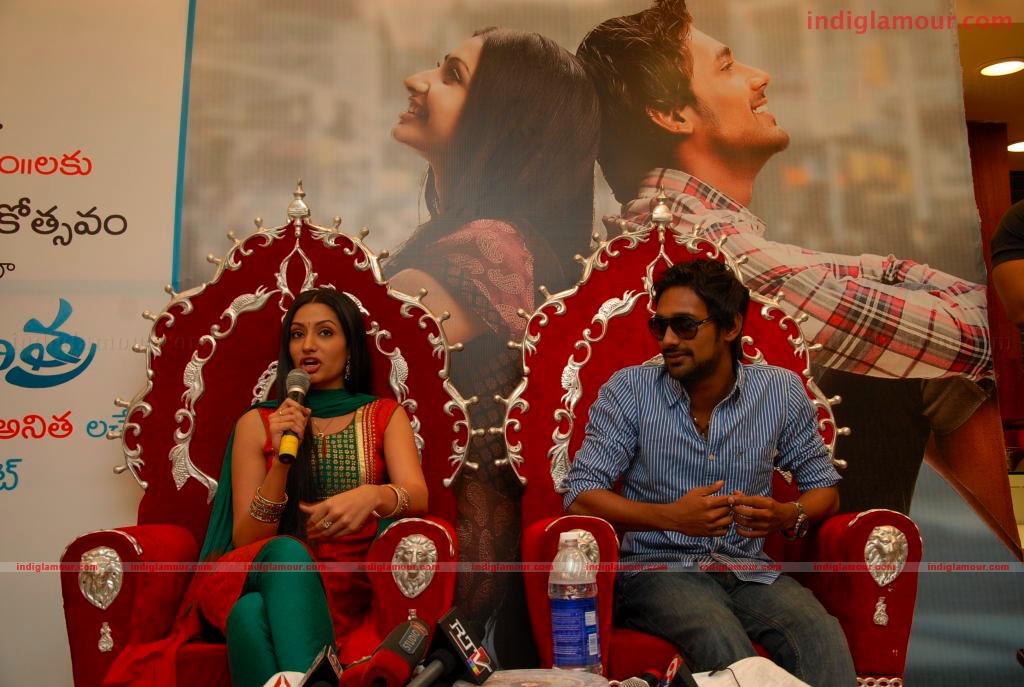 Varun and Anita at a Hyd Mall Event hd photo