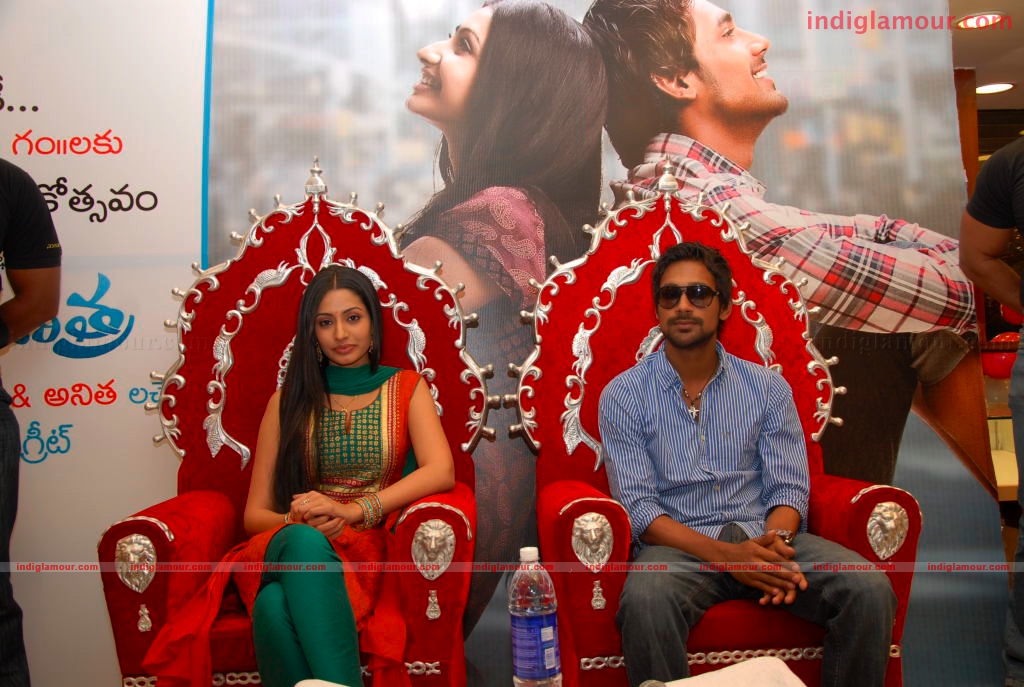 Varun and Anita at a Hyd Mall Event hd photo