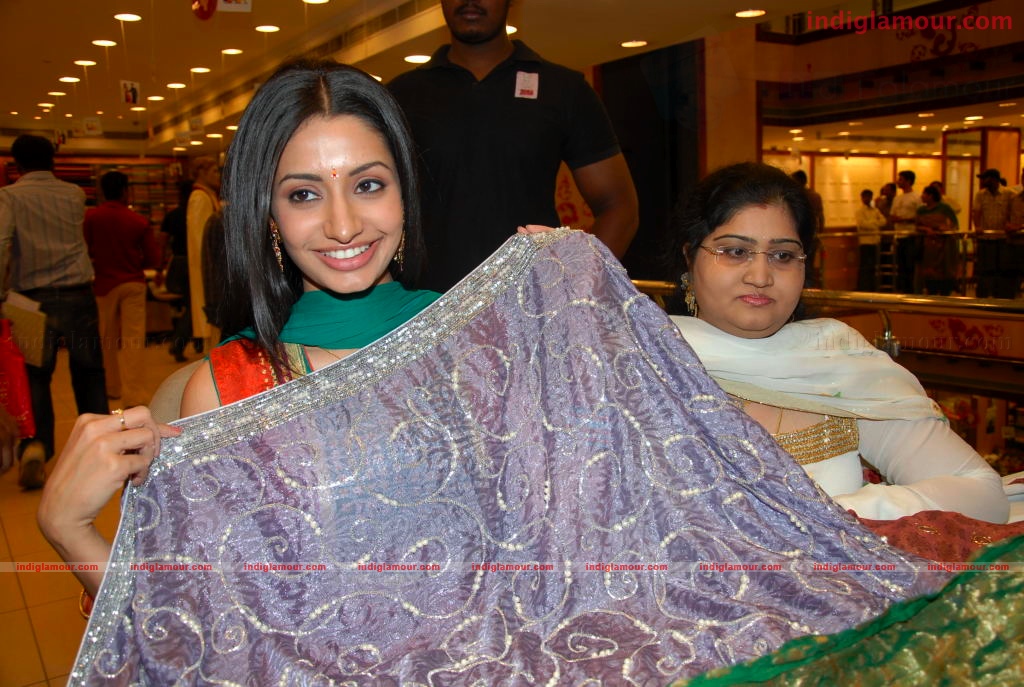 Varun and Anita at a Hyd Mall Event hd photo