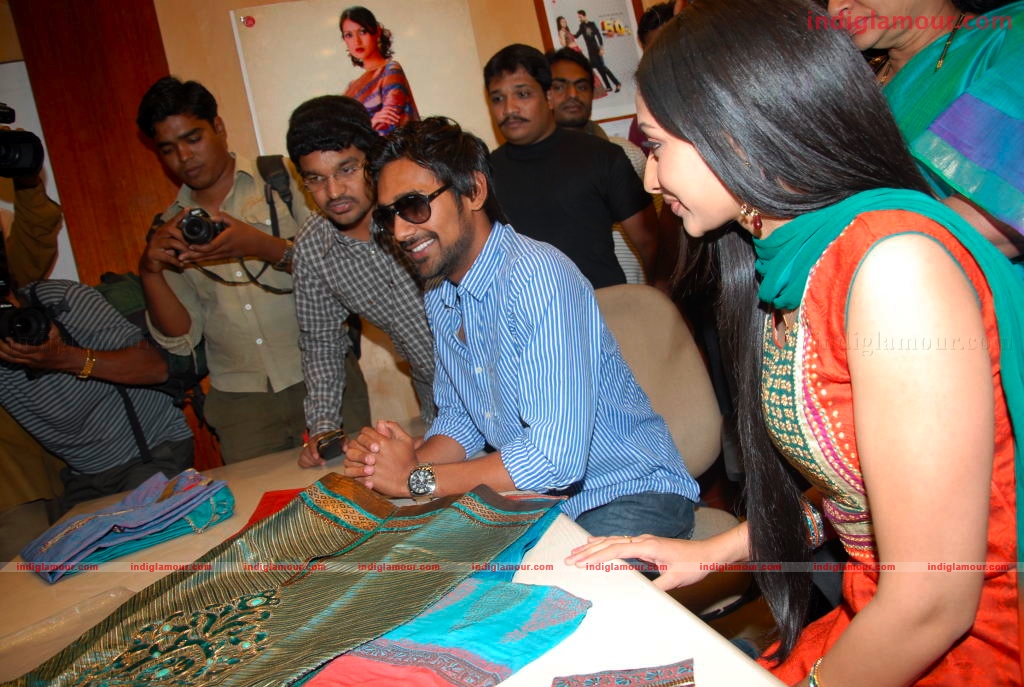 Varun and Anita at a Hyd Mall Event hd photo