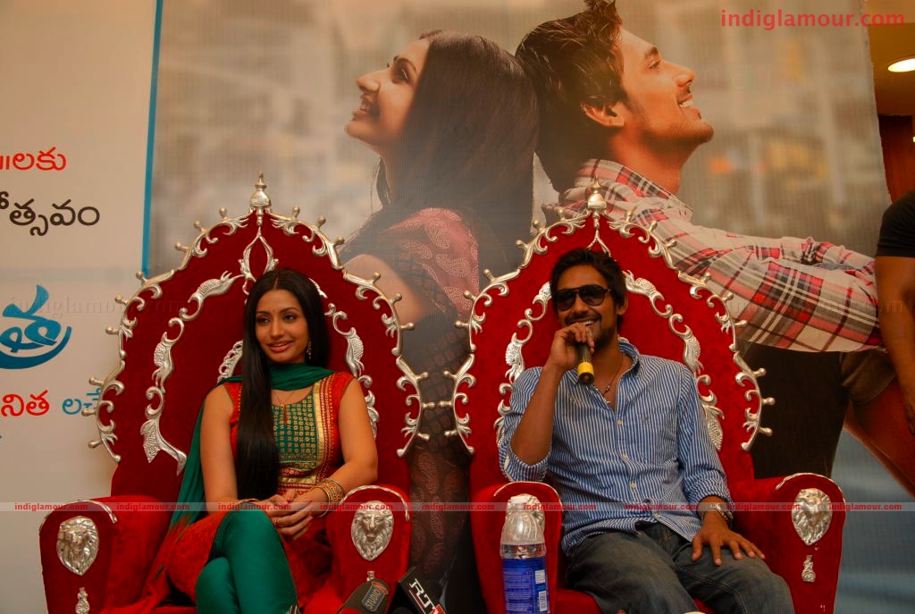 Varun and Anita at a Hyd Mall Event hd photo