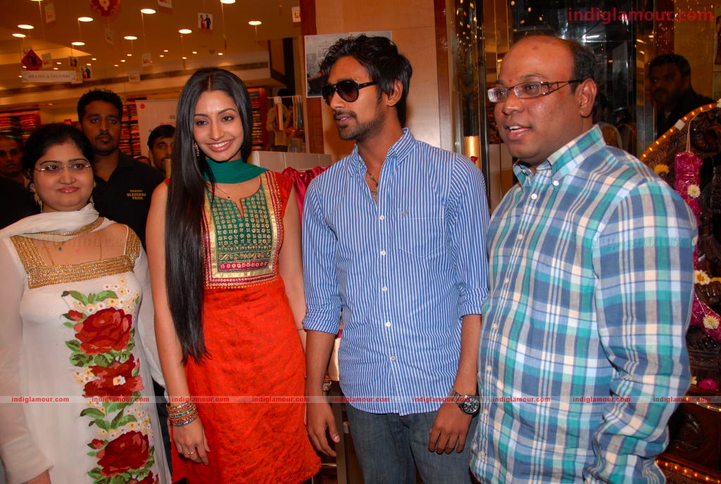 Varun and Anita at a Hyd Mall Event hd photo