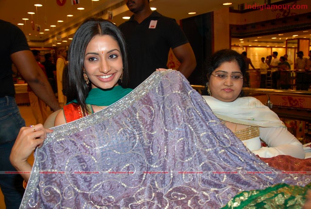 Varun and Anita at a Hyd Mall Event hd photo