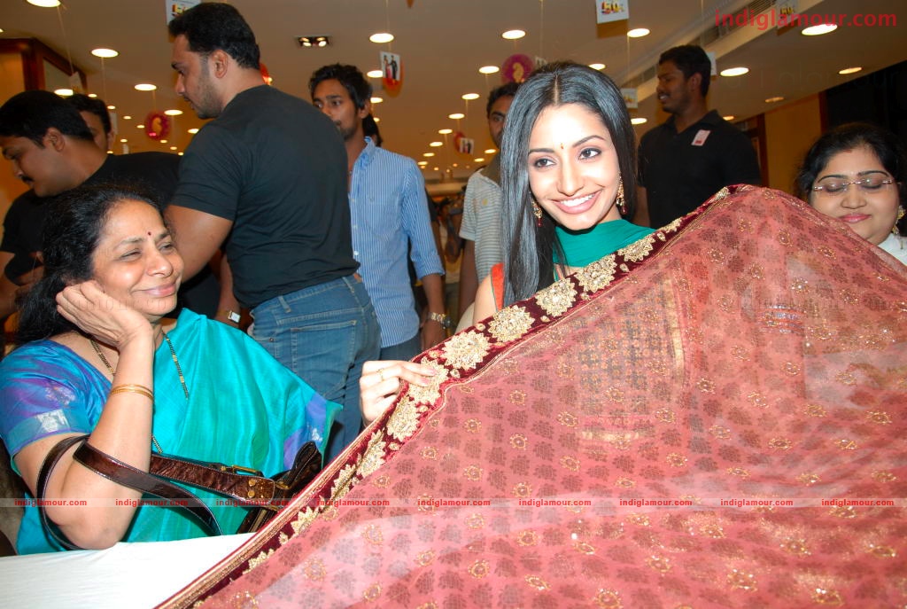 Varun and Anita at a Hyd Mall Event hd photo