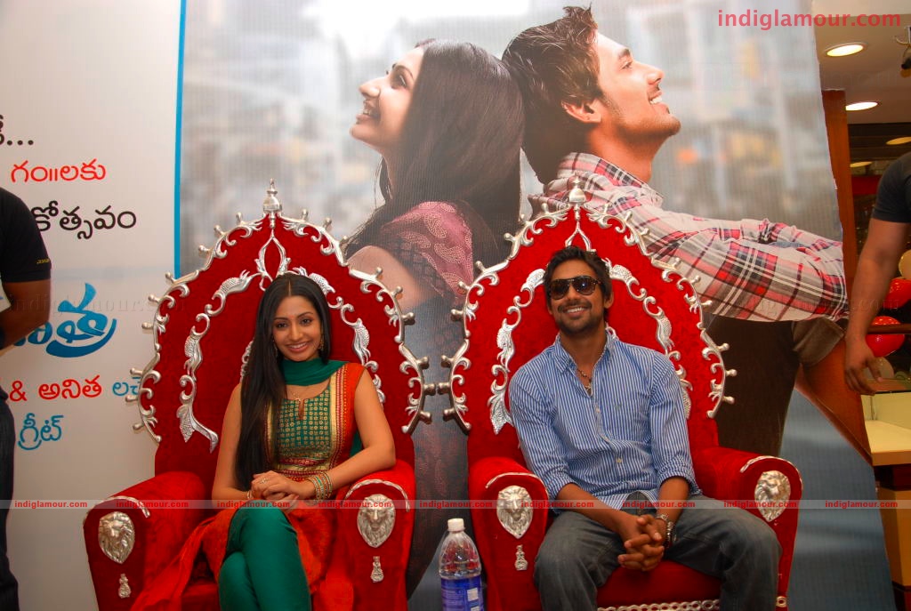 Varun and Anita at a Hyd Mall Event hd photo