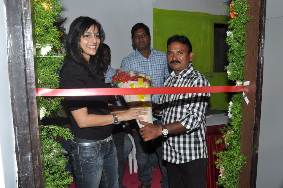 Nishanthi Launches Enr Fashion Studio Event hd photo