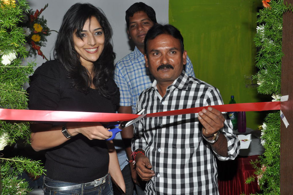 Nishanthi Launches Enr Fashion Studio Event hd photo