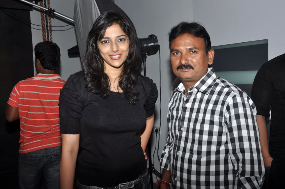 Nishanthi Launches Enr Fashion Studio Event hd photo