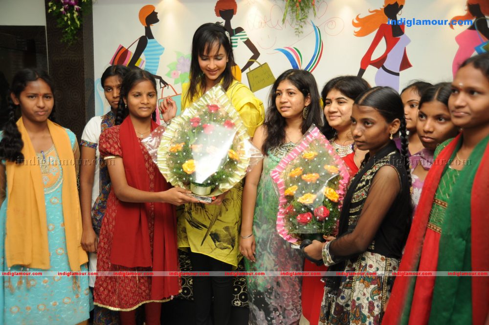 Lekshmi Manchu at Vajra Showroom Opening Event hd photo