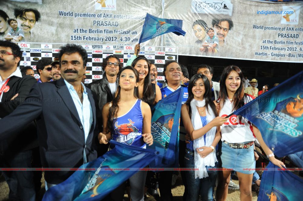 Karnataka Bulldozers Vs Mumbai Heroes Event hd photo