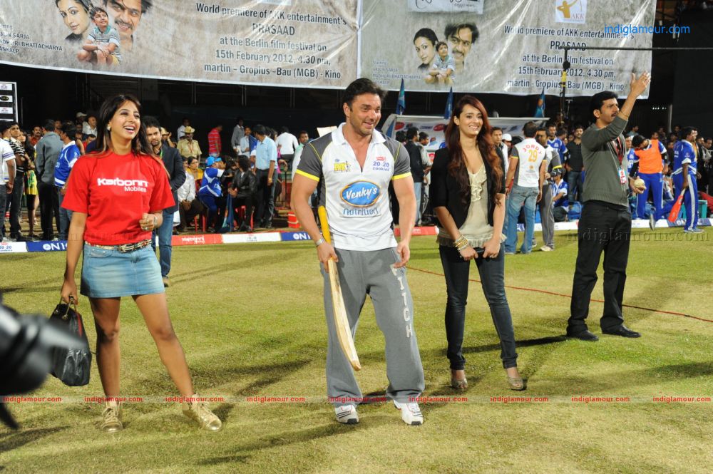 Karnataka Bulldozers Vs Mumbai Heroes Event hd photo
