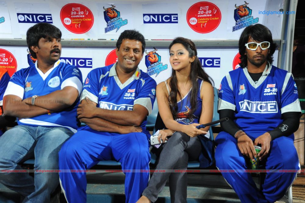 Karnataka Bulldozers Vs Mumbai Heroes Event hd photo