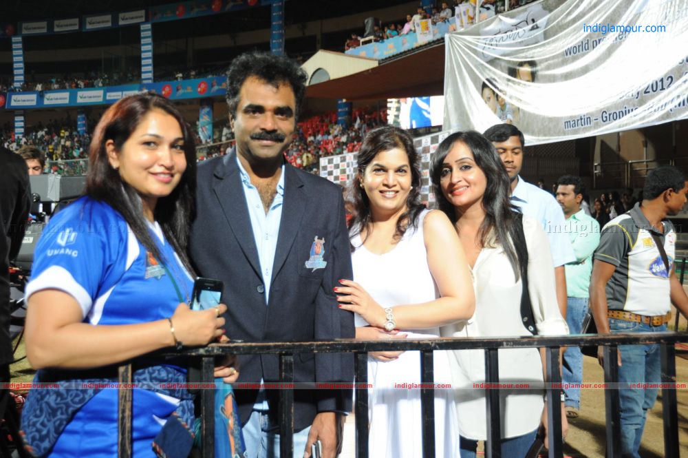 Karnataka Bulldozers Vs Mumbai Heroes Event hd photo