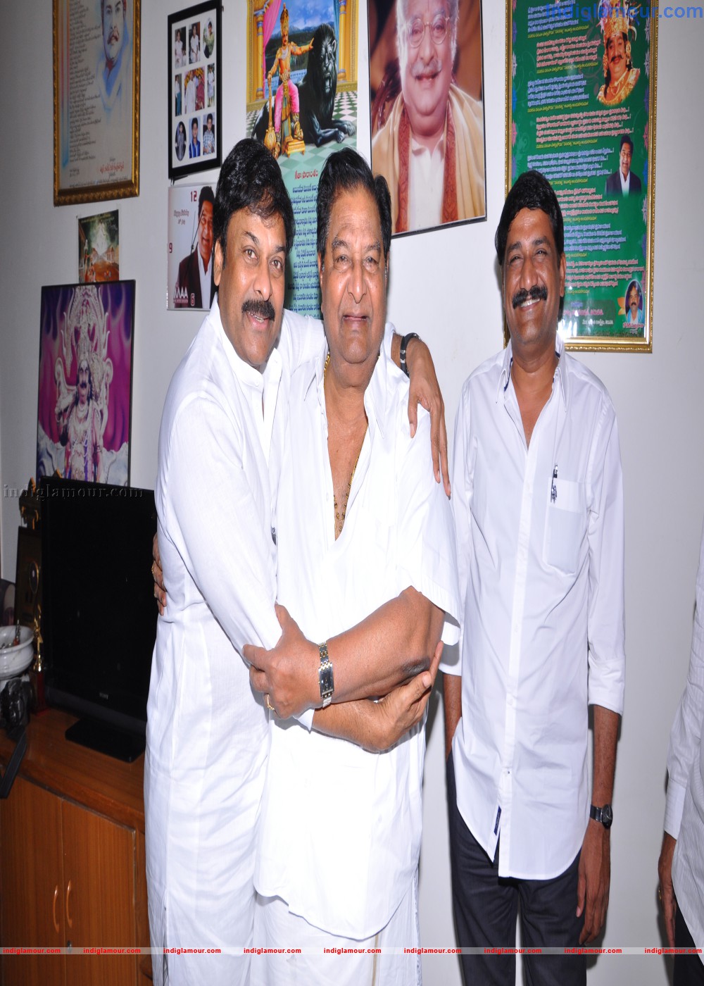 Dr. K. Chiranjeevi Congratulated Raghupathi Venkaiah Awardee Sri Kaikala Satyanarayana Event hd photo