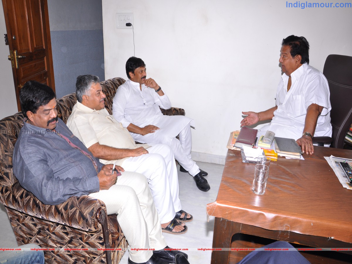 Dr. K. Chiranjeevi Congratulated Raghupathi Venkaiah Awardee Sri Kaikala Satyanarayana Event hd photo