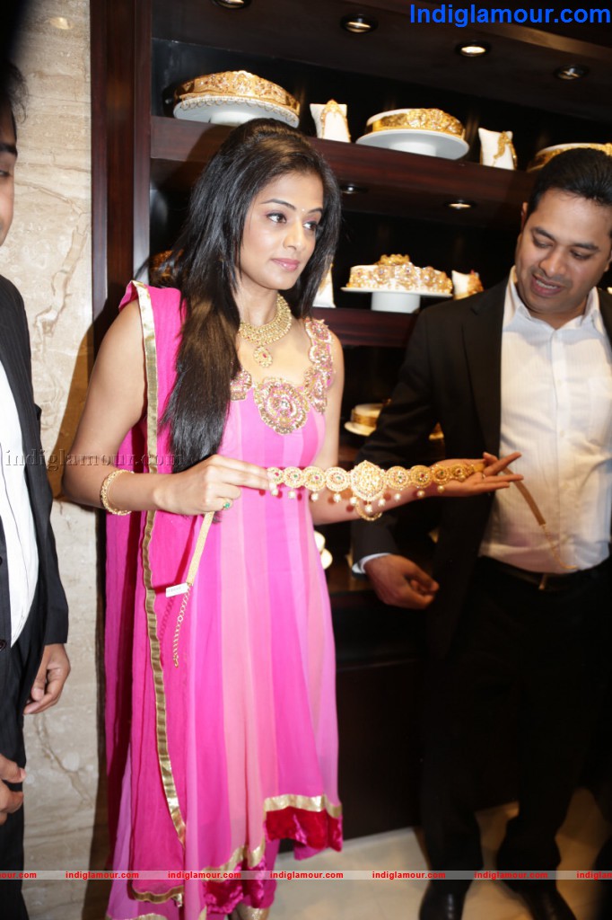 Priyamani Launches Jos Alukkas Show Room Event hd photo