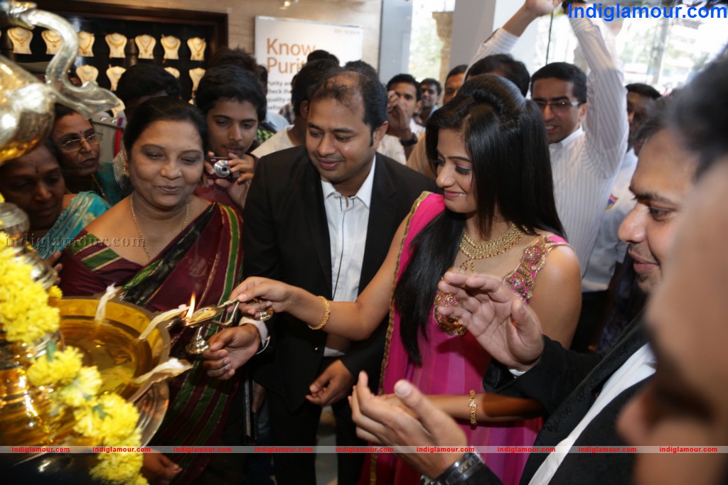 Priyamani Launches Jos Alukkas Show Room Event hd photo