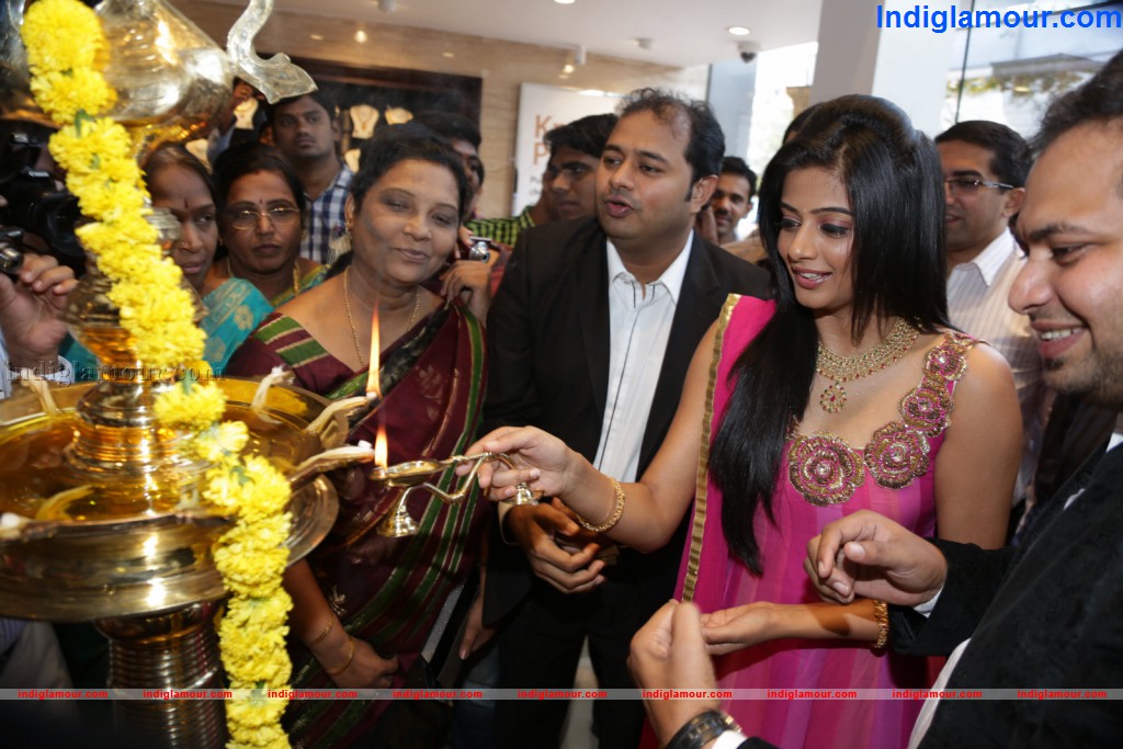 Priyamani Launches Jos Alukkas Show Room Event hd photo