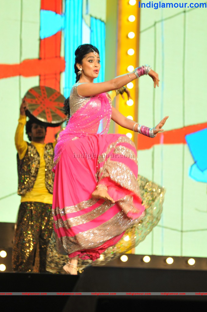 Shriya Dance at Mirchi Music Awards Event hd photo
