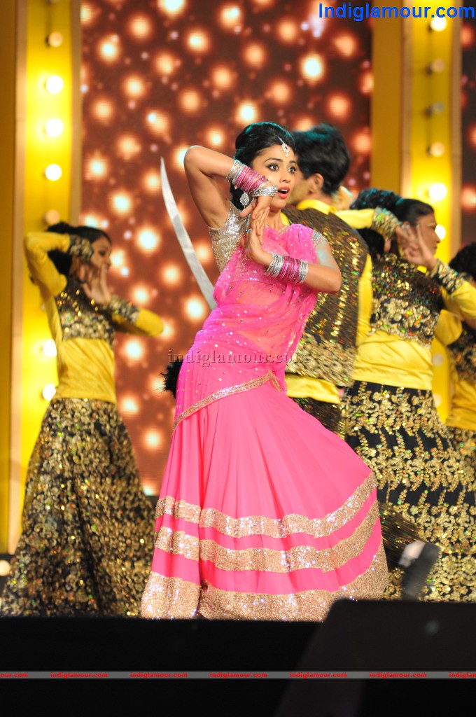 Shriya Dance at Mirchi Music Awards Event hd photo