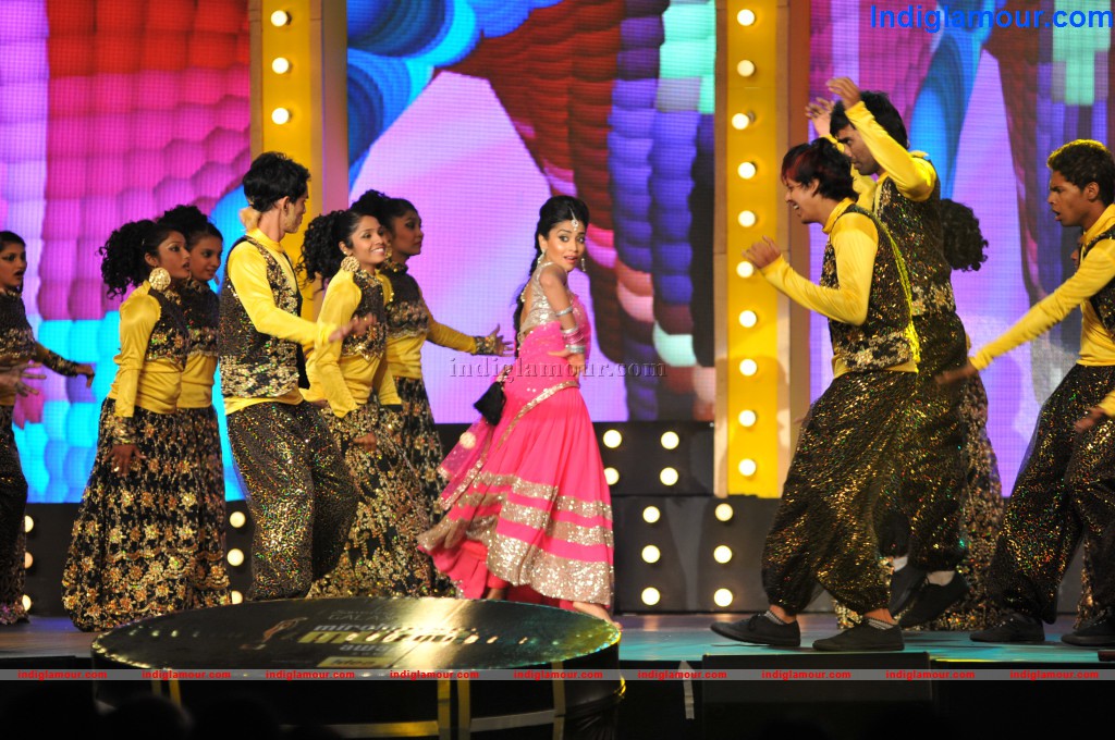 Shriya Dance at Mirchi Music Awards Event hd photo