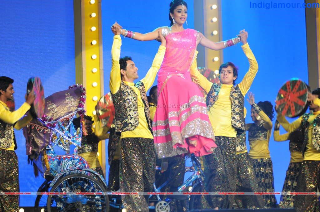 Shriya Dance at Mirchi Music Awards Event hd photo