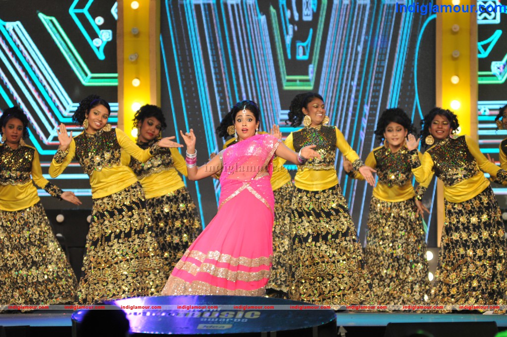 Shriya Dance at Mirchi Music Awards Event hd photo
